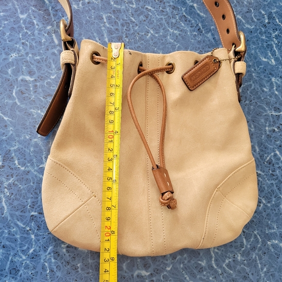 Coach suede vintage drawstring bucket bag. - Picture 6 of 9